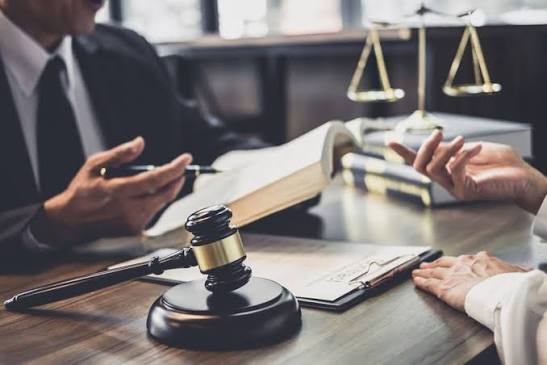 Адвокат з податкових питань в Україні: що він робить і як саме може допомогти